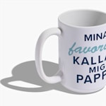 Uma caneca alta em cerâmica branca sobre um fundo branco, impressa com um logótipo botânico minimalista em verde e o nome da marca "Ananya" em texto escuro, com um pequeno slogan por baixo