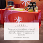 Un mantel publicitario personalizado promocionando una empresa llamada Luxa. Hace destacar el testimonio de un cliente acerca de la calidad de primera y el rápido envío.