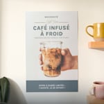 Une affiche jaune vif accrochée à un mur de briques, faisant la promotion d’une exposition d’art. Avantages mis en avant : impression éclatante, importation de fichiers facile, plus de formats et de papiers, livraison rapide et gratuite.