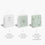 3 bolsas de fiesta para una celebración de boda con estampado floral y rellenas con papel de seda color salmón.