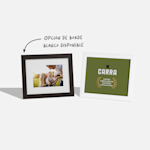 Dos láminas con marco, una con una foto familiar y la otra con un mensaje de premio para la mejor cafetería local en 2026.