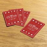 Naipes personalizados para una noche de casino, dispuestos sobre una mesa de madera. 