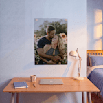 rechthoekig bord van transparant acryl met bedrijfsnaam en logo op een witte bakstenen muur in een kantoor