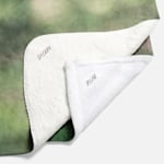 Duas mantas personalizadas: uma etiquetada como sendo feita de sherpa e a outra como polar.