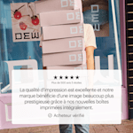 Une personne tenant une pile de boîtes pour envoi postal entièrement imprimées devant un magasin. Un avis client mis en avant souligne la qualité d’impression et le rendu haut de gamme de la marque.