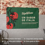 Una lona de vinilo colgada de una pared, promocionando un restaurante italiano. Los beneficios destacados incluyen: nuevos precios más bajos, puede subir su archivo fácilmente, 25+ tamaños y envío rápido gratis.