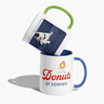 Sieben personalisierte Becher mit Designs; dazu der Hinweis, dass es für eine Fototasse (mit Text oder ohne) sieben Akzentfarben zur Auswahl gibt. 