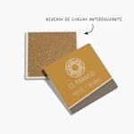 El frente y el reverso de un posavasos cuadrado de cerámica personalizado para un hotel con una nota que dice que el reverso está cubierto con corcho antideslizante. 