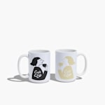 Uma mão segura uma grande caneca de cerâmica branca com um design impresso em cinza-escuro, exibida sobre um fundo branco com indicação das dimensões: 8,5 cm de largura, 11,5 cm de altura.