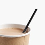  Un mezclador de café de color negro en una taza con café.