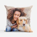 Drei Fotokissen, personalisiert mit einem Familienfoto, einer Grafik mit Orangen und einem Katzenfoto. 