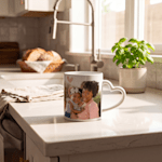 Deux mugs cœur sur une table de petit-déjeuner. 