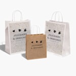 Una bolsa de una fiesta infantil con lados multicolor e impresión multicolor en la parte delantera blanca. 