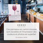 Un panneau en carton-mousse faisant la promotion d’une dégustation de vin, posé sur un chevalet télescopique. On peut y lire le témoignage client suivant : « Ces panneaux en carton-mousse sont durables et l’impression des couleurs et photos est superbe! »