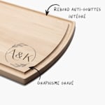 Une planche à découper en érable personnalisée avec des initiales, accompagnée d’une note indiquant qu’elle comporte une rainure à jus intégrée et un graphisme gravé. 