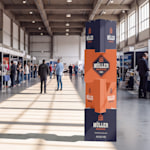 Un tótem de cubos triangular promocionando a una empresa de reformas en una feria comercial.