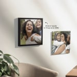 To personlige lærreder på en væg med familiefotos, med en bemærkning om, at du har mulighed for at uploade dit billede og derefter tilføje en ramme til dit lærred.
