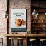 En tekstilramme i en kaffebar, der reklamerer for deres seneste tilføjelse til menuen.