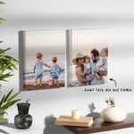 To personlige lærreder på en væg med fotos af en familie på stranden, med en bemærkning om, at lærrederne er trykt med et klart tryk, der ikke falmer.