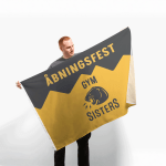 En mand holder et stort flag i anledning af åbningen af et fitnesscenter.