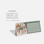 En specialtrykt bordkalender med fotos af børn og en kundeanmeldelse: "Jeg elsker min kalender, god kvalitet og pris."