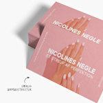 En stak visitkort af bambus til en neglesalon med en note, der fremhæver deres karakteristiske bambusstruktur.