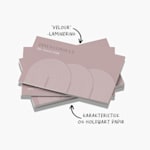 En stak soft touch-visitkort fra en konsulentvirksomhed med en bemærkning om, at de er lavet af karakteristisk, holdbart papir og også har en ”fløjlsagtig” laminering.