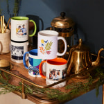 Eine bedruckte Tasse für die Großmutter; dazu eine Kundenrezension: „Diese Tassen sind total hübsch und die Druckqualität ist toll. Ich werde auf jeden Fall noch mehr davon bestellen.“
