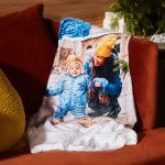 Eine Fotodecke mit einer Mutter und ihrem Sohn beim Spielen im Schnee.
