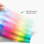 Eine Hand hält eine Farbpalette, dazu die Notiz, dass Kunden jede Farbe mit einem Metallic-Schimmer veredeln lassen können.