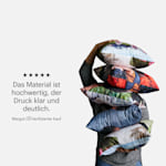 Eine Person trägt einen Stapel Fotokissen. Eine Kundenrezension, die lautet: „Das Material ist hochwertig, der Druck klar und deutlich.“