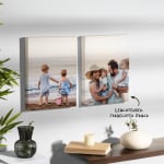 Zwei an einer Wand aufgehängte personalisierte Fotoleinwände, die eine Familie am Strand zeigen, mit einem Hinweis auf den leuchtenden, farbechten Druck.