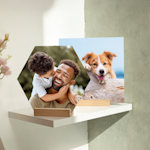 Eine sechseckige Fotokachel mit Aufsteller und dem Bild eines Vaters mit seinem Sohn sowie eine quadratische Fotokachel zum Aufstellen mit einem Hundefoto.