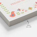 Ein Stapel Visitenkarten mit Hanffaser-Anteil in Nahaufnahme und eine Notiz, die das Papiergewicht von 325 g/m² hervorhebt.