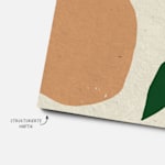 Eine Nahaufnahme von einer Visitenkarte mit Hanffaser-Anteil mit einer Notiz, die auf die haptisch ansprechende Textur des Papiers hinweist.