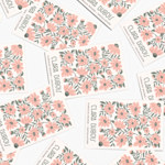 Mehrere Soft-Touch-Visitenkarten für eine Floristin namens Clara Dubois.