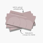 Ein Stapel Soft-Touch-Visitenkarten für eine Unternehmensberatung mit dem Hinweis, dass die Karten aus markantem, robustem Papier bestehen und eine samtig-weiche Laminierung aufweisen.