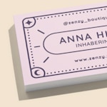 Eine Nahaufnahme von einem Stapel Soft-Touch-Visitenkarten für eine Boutique.