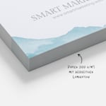 Ein Stapel Soft-Touch-Visitenkarten in Nahaufnahme mit einer Notiz, die auf das Papiergewicht von 300 g/m² und die beidseitige Laminierung hinweist.