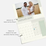 Ein personalisierter Fotowandkalender mit dem Bild einer Familie. Hinweise heben die Möglichkeit hervor, dass der Startmonat des Kalenders und besondere Daten angepasst werden können.