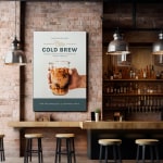 Ein Textilspannrahmen in einem Café mit Werbung für die neuesten Köstlichkeiten auf der Speisekarte.