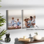 Zwei an einer Wand aufgehängte personalisierte Fotoleinwände, die eine Familie am Strand zeigen, mit einem Hinweis auf den leuchtenden, farbechten Druck.