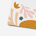 Nahaufnahme einer Visitenkarte aus Bambuspapier, in der die natürliche Weboptik hervorgehoben wird.