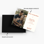 Ein Save-the-Date-Magnet mit dem Foto eines sich umarmenden Paares und dem Hinweis, dass die Vorderseite personalisierbar und die Rückseite magnetisch ist.
