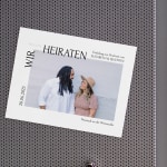 Eine magnetische Save-the-Date-Karte mit dem Foto eines Paares.
