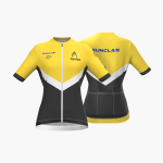 Aufnahmen eines Mannequins von vorne und hinten, das ein Damen-Fahrradtrikot mit Vollflächendruck der Marke Pedala und Sponsorenwerbung für Fahrradbrillen und Ernährungsprodukte trägt.
