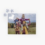 Ein selbst gestaltetes Puzzle mit dem Foto von Eltern und ihren beiden Kindern auf einer Wanderung.