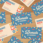 Designs für Vorder- und Rückseite einiger Visitenkarten aus mattem Recyclingpapier für einen Donut-Laden.