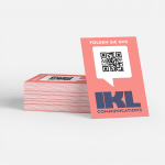Ein Stapel Multiloft-Visitenkarten mit Farbkern für ein Kommunikationsunternehmen inklusive aufgedrucktem QR-Code.