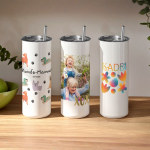 Drei personalisierte Thermobecher: einer mit Hundebildchen, einer mit einem Familienfoto und einer mit einem Firmennamen.